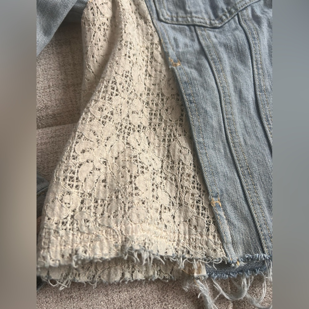 Free People Ivory Lace Panel Cropped Denim Jacket, Size Medium- Boho Chic - Picture 10 of 10